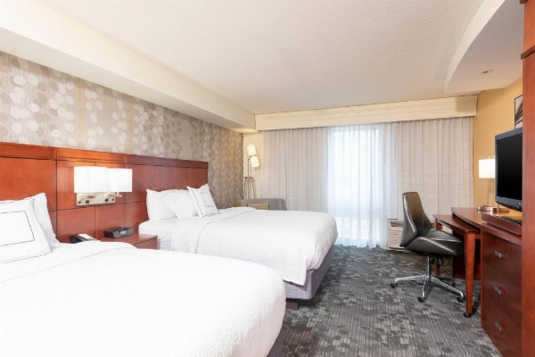 Courtyard by Marriott Milwaukee Airport image 10