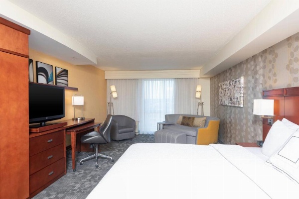 Courtyard by Marriott Milwaukee Airport image 12