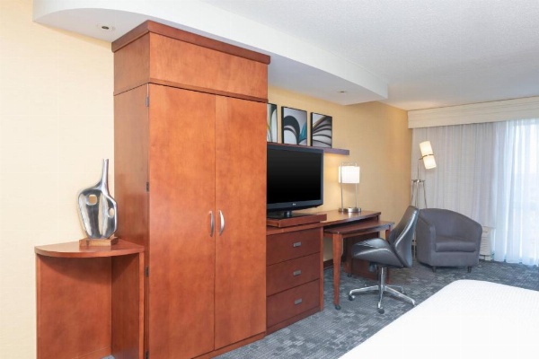 Courtyard by Marriott Milwaukee Airport image 13