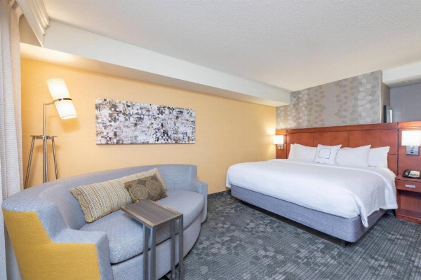 Courtyard by Marriott Milwaukee Airport image 14