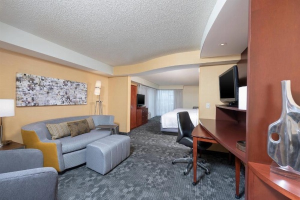 Courtyard by Marriott Milwaukee Airport image 18