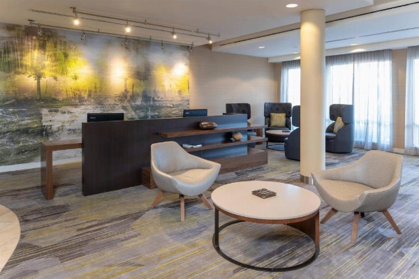 Courtyard by Marriott Milwaukee Airport image 8